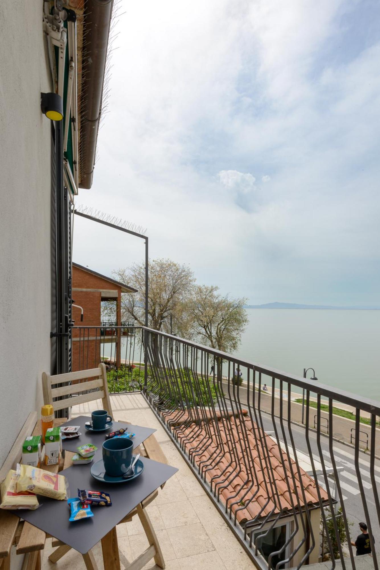 The View - Sunset & Relax - Suite - Appartamenti Vista Lago パッシニャーノ・スル・トラジメーノ エクステリア 写真